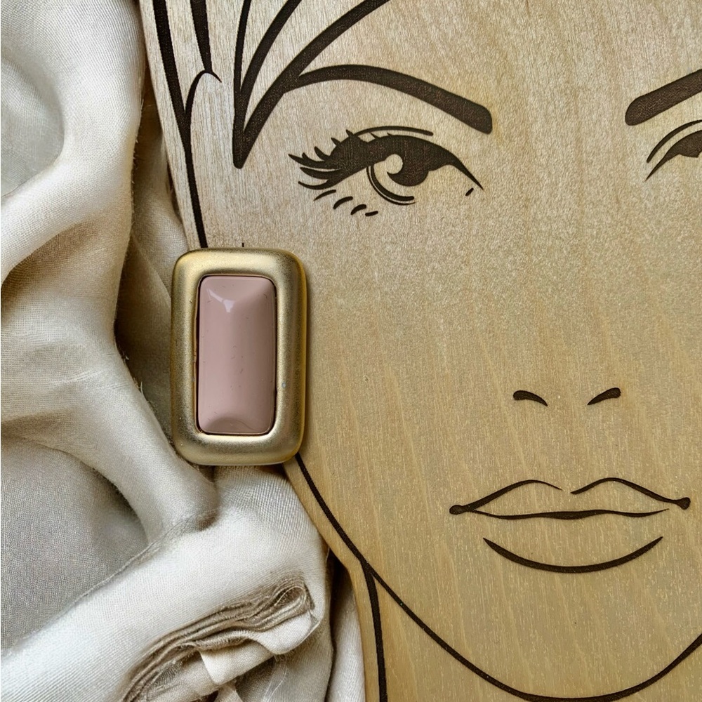 Retro Mid- Centuries to 80s Style Nude Pink & Brushed Gold Rectangular Earrings - Picture 3 of 5